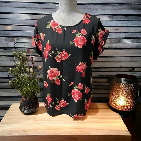 Forever 21 Women's Red and Black Rose floral pattern Shirt - Picture 2 of 6